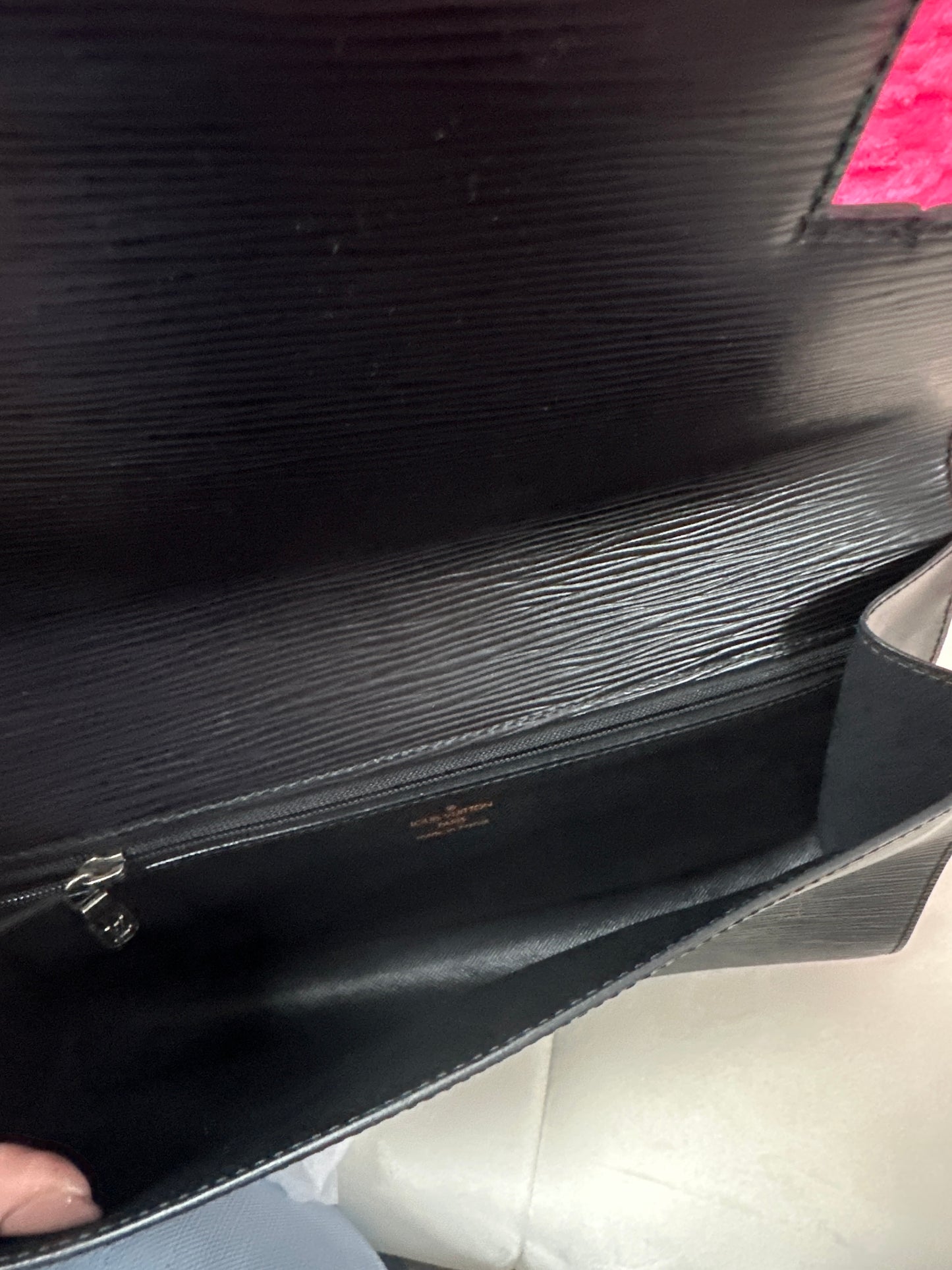 LV black epi clutch #92