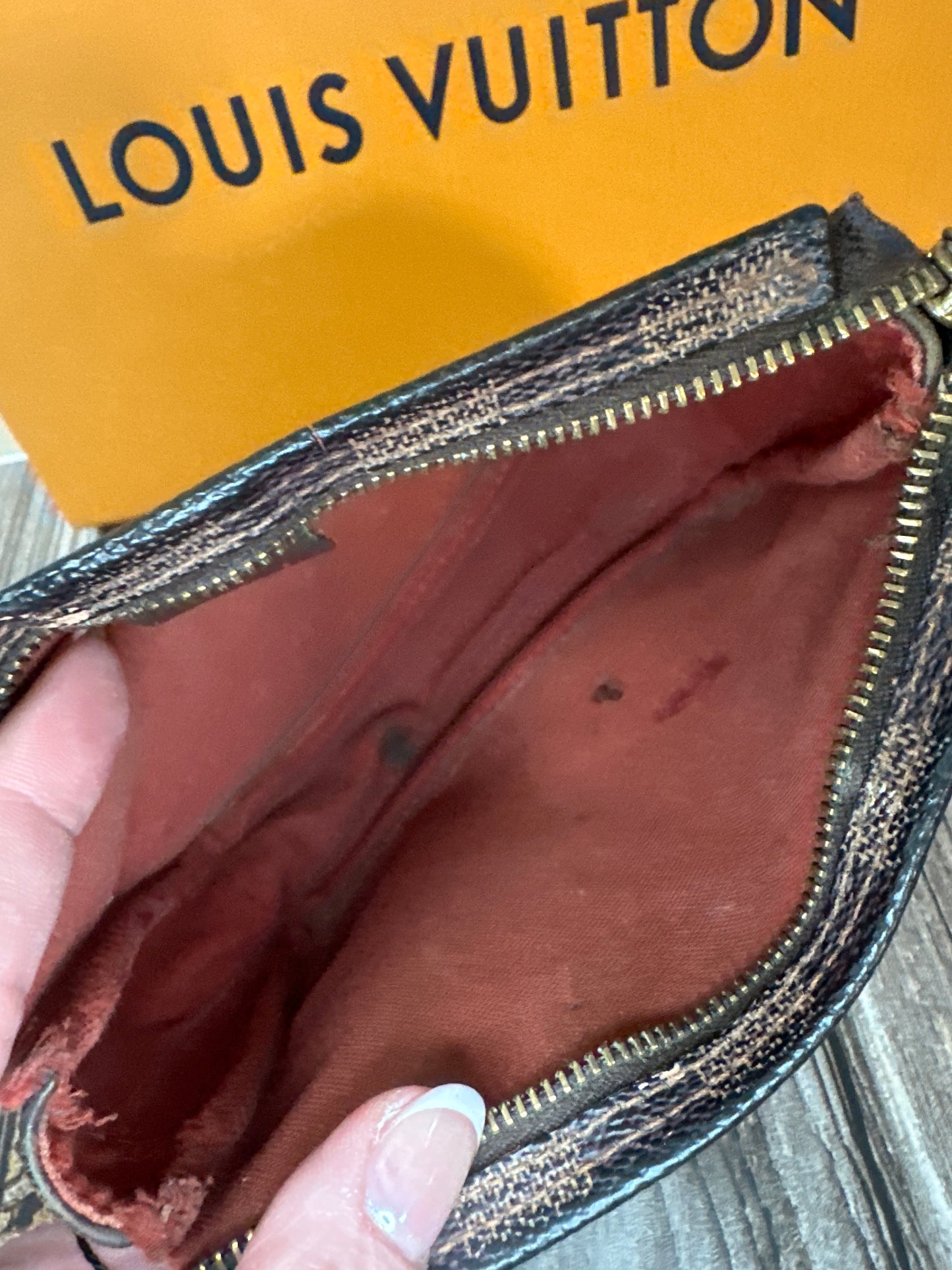 pre loved LV Damier lg pouch #09