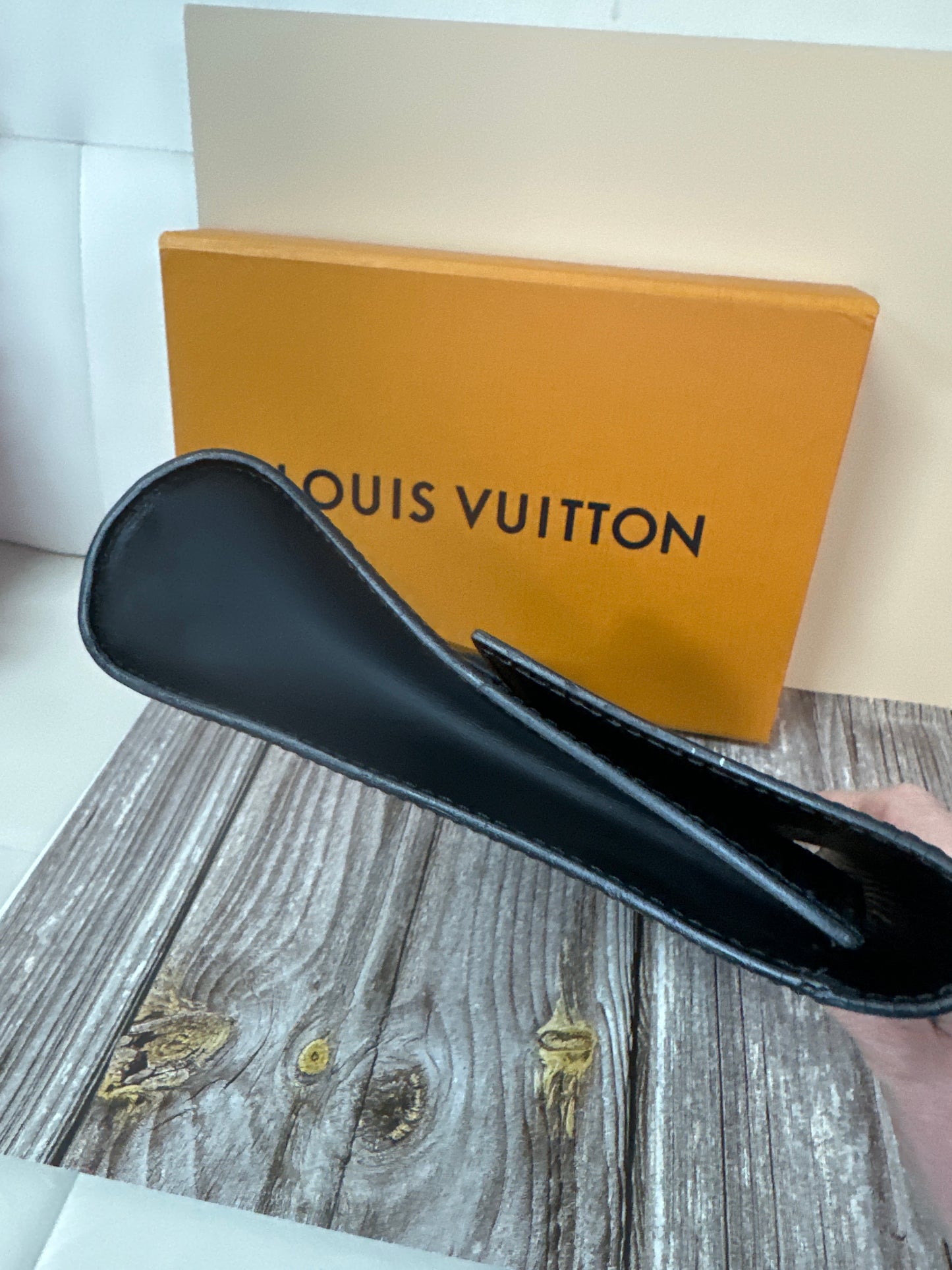 LV black epi clutch #92