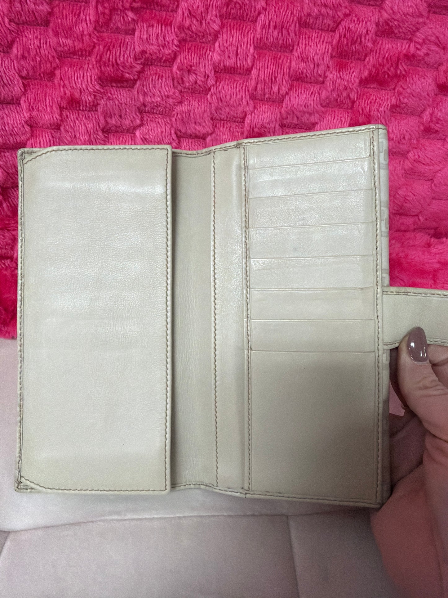 Pre-Loved Gucci Leather Wallet off white #207