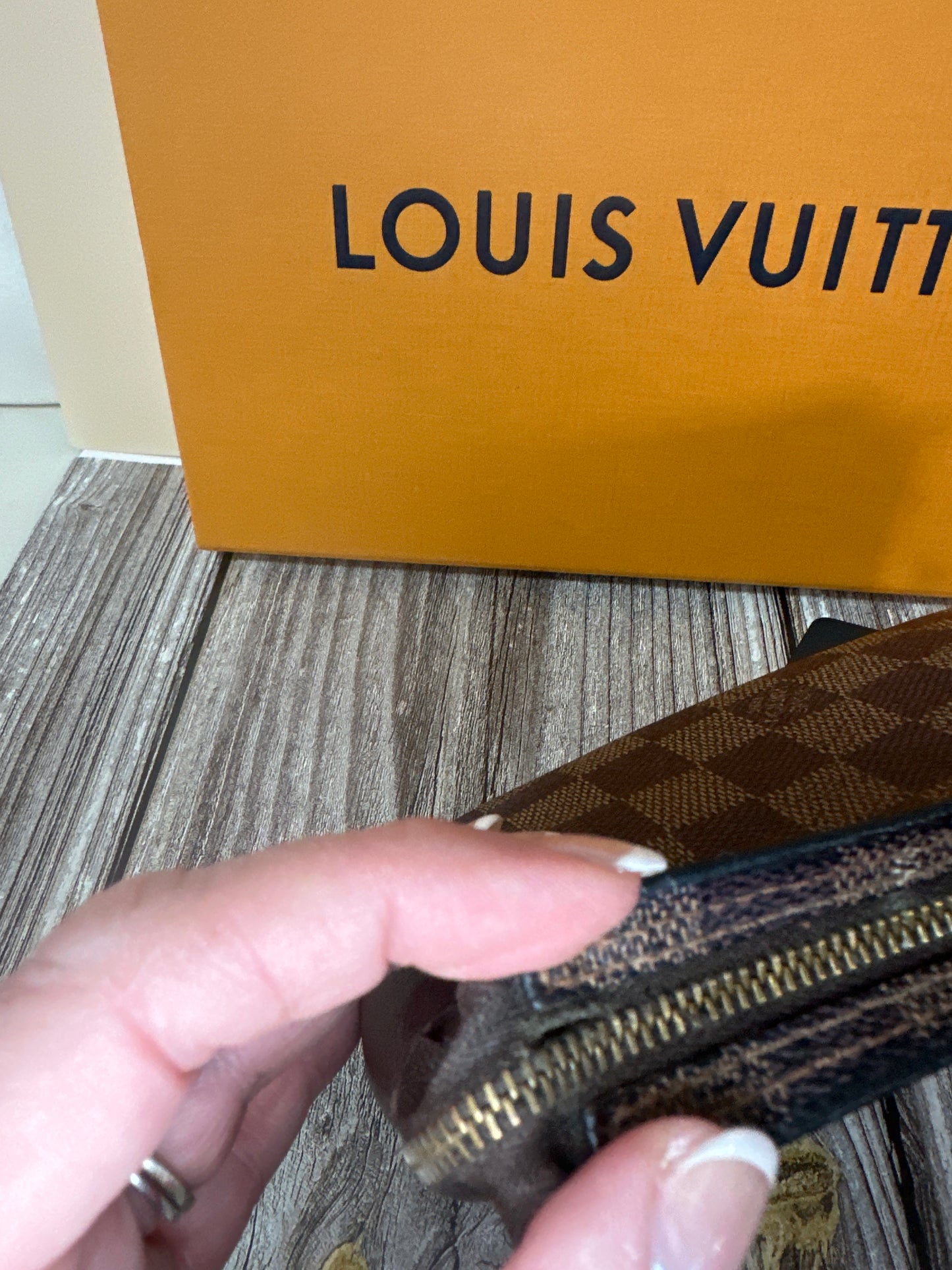 pre loved LV Damier lg pouch #09