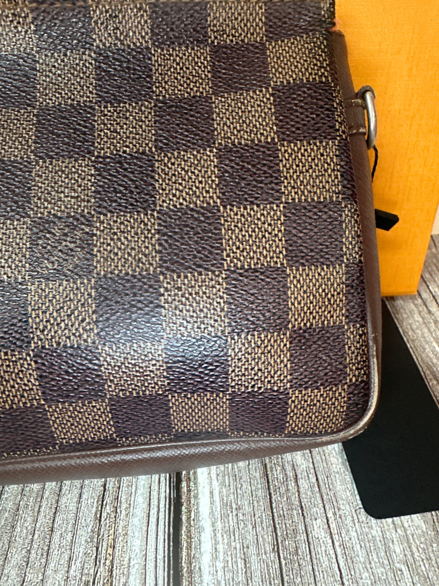 pre loved LV Damier lg pouch #09