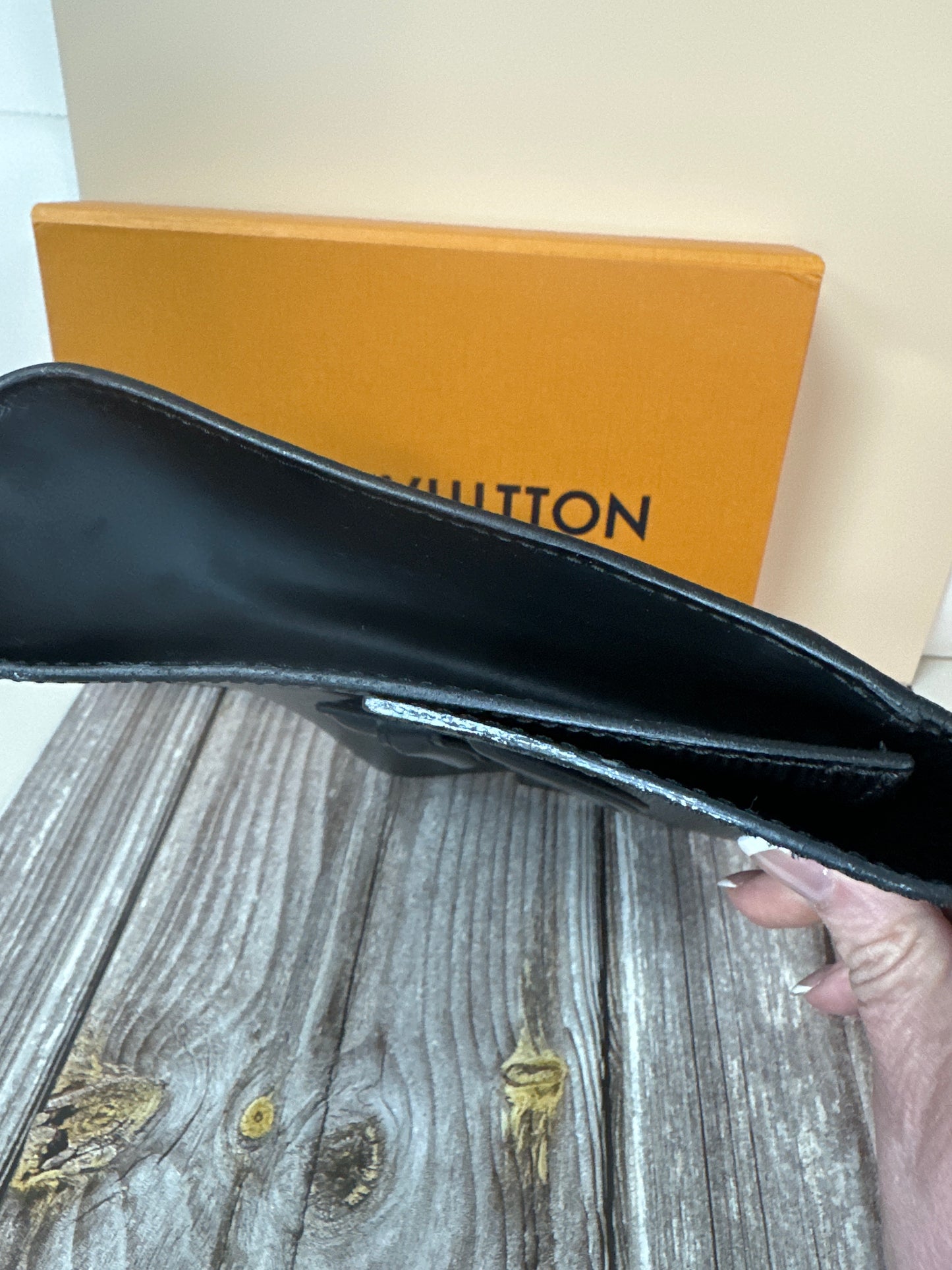 LV black epi clutch #92