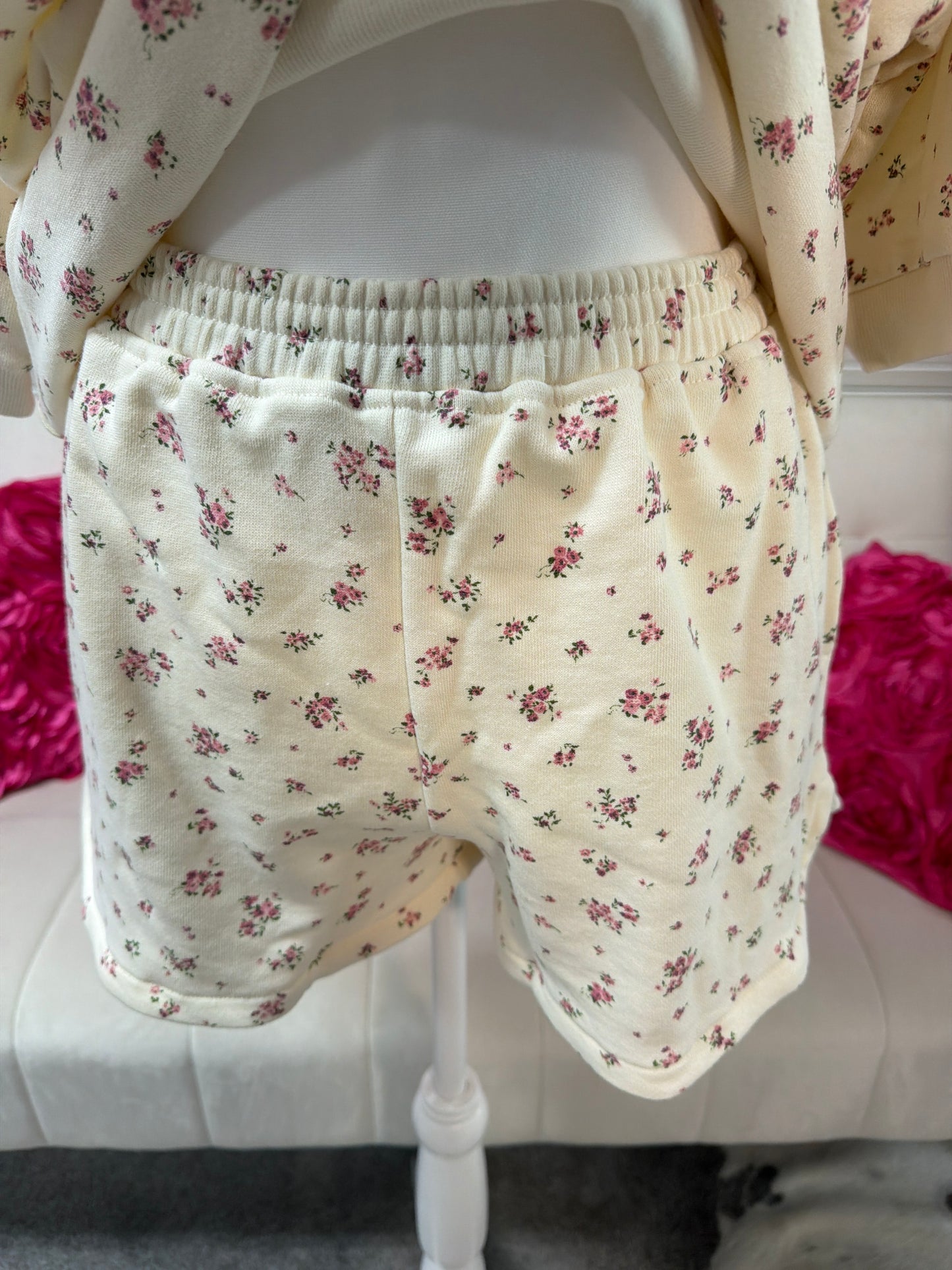 Floral elastic waist shorts