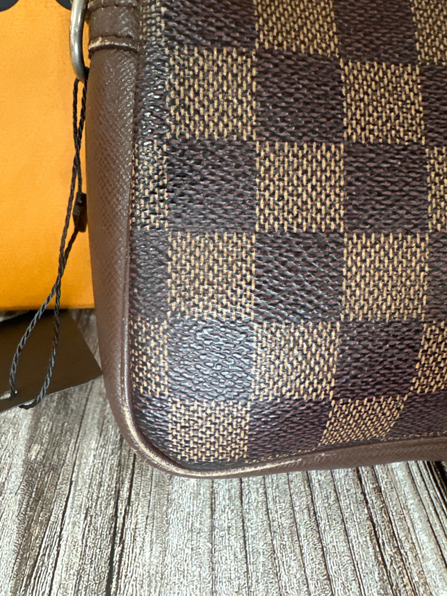 pre loved LV Damier lg pouch #09