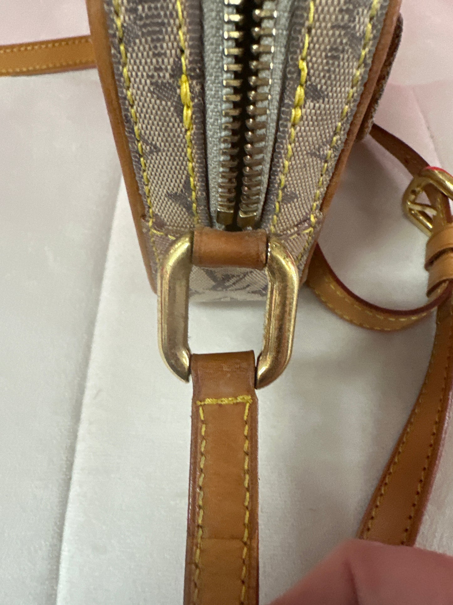 LV Mini Lyn crossbody preloved #138 cleaned prof