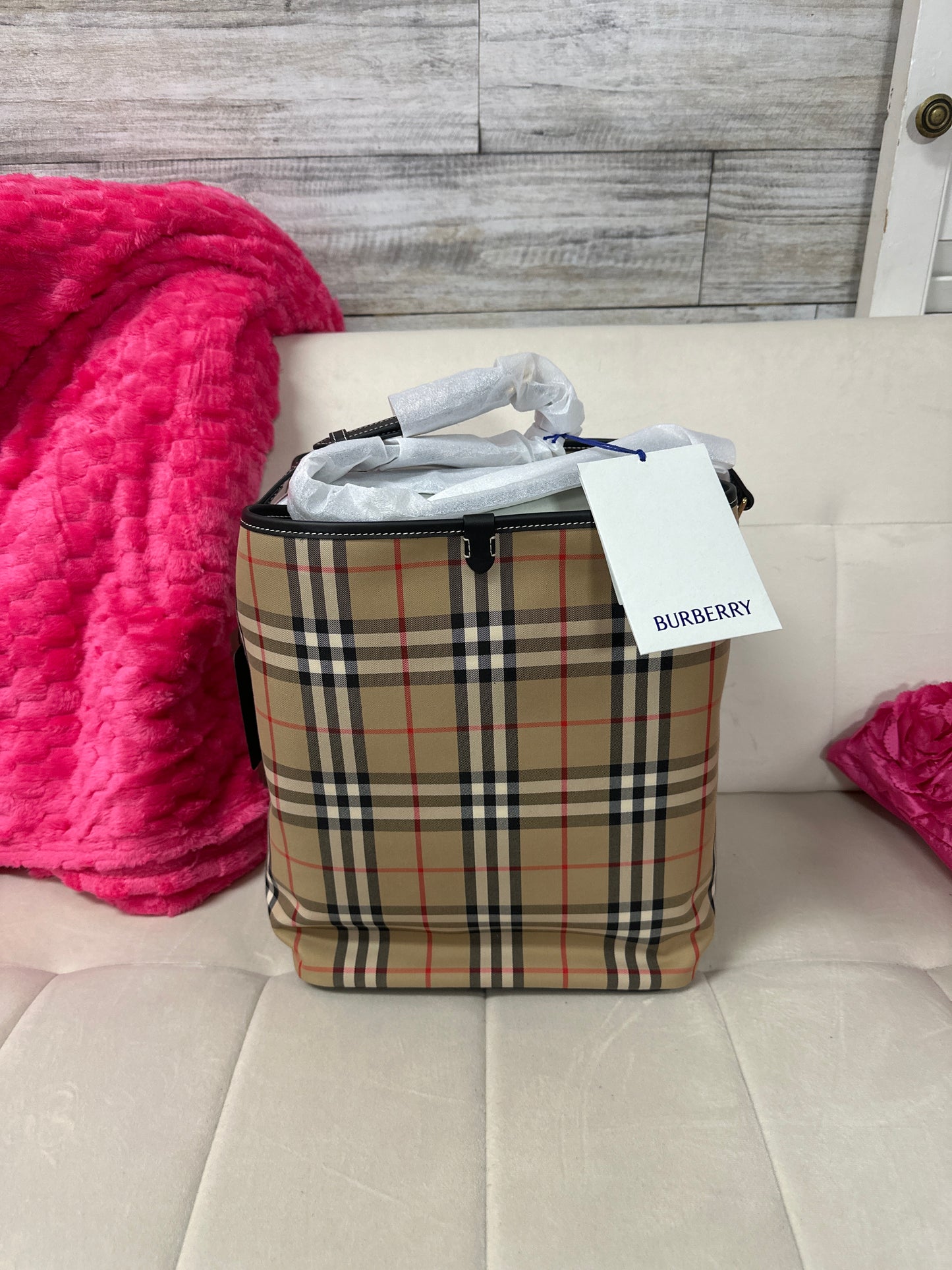Burberry New with tags Bucket #78