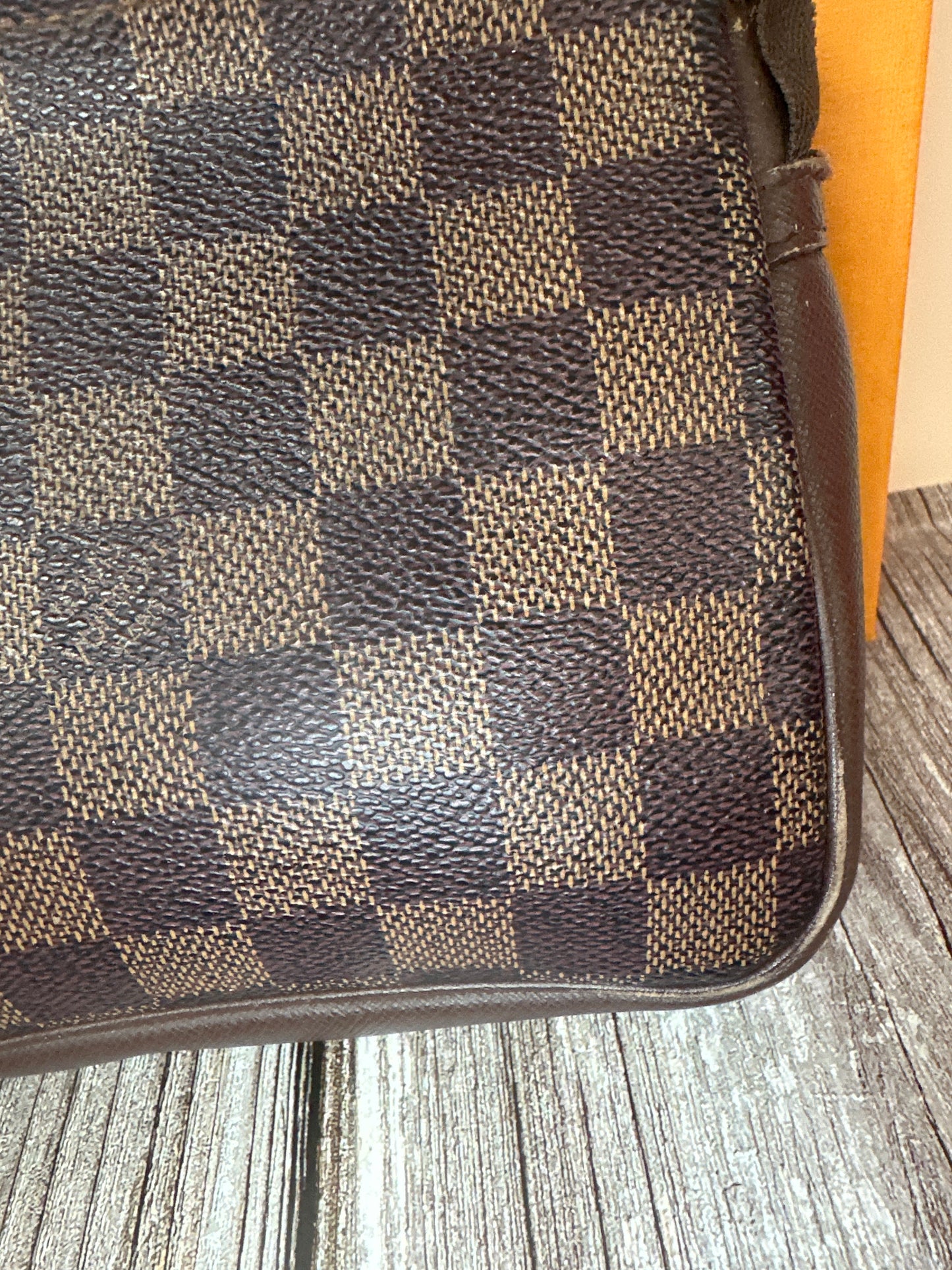 pre loved LV Damier lg pouch #09