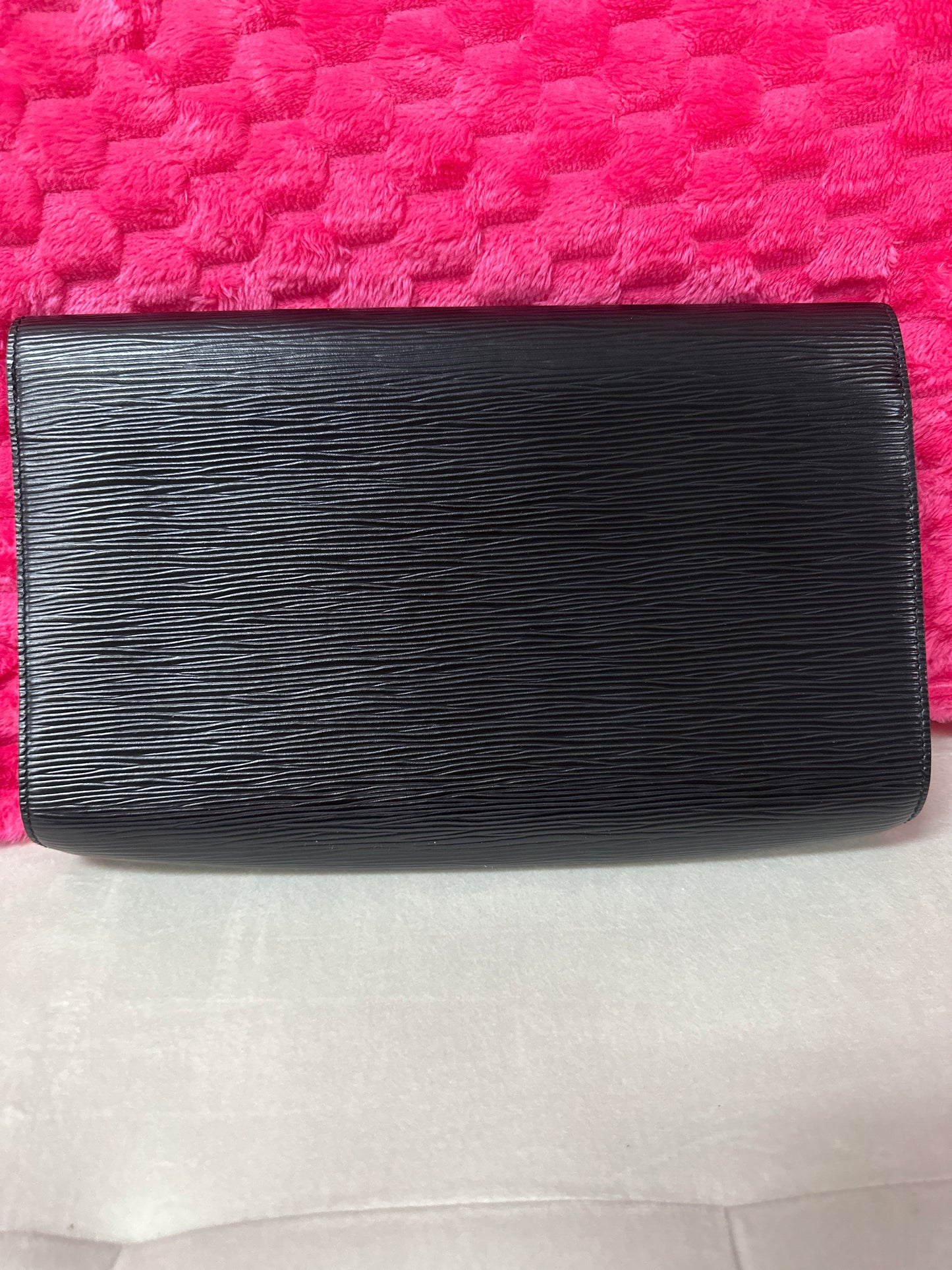 LV black epi clutch #92