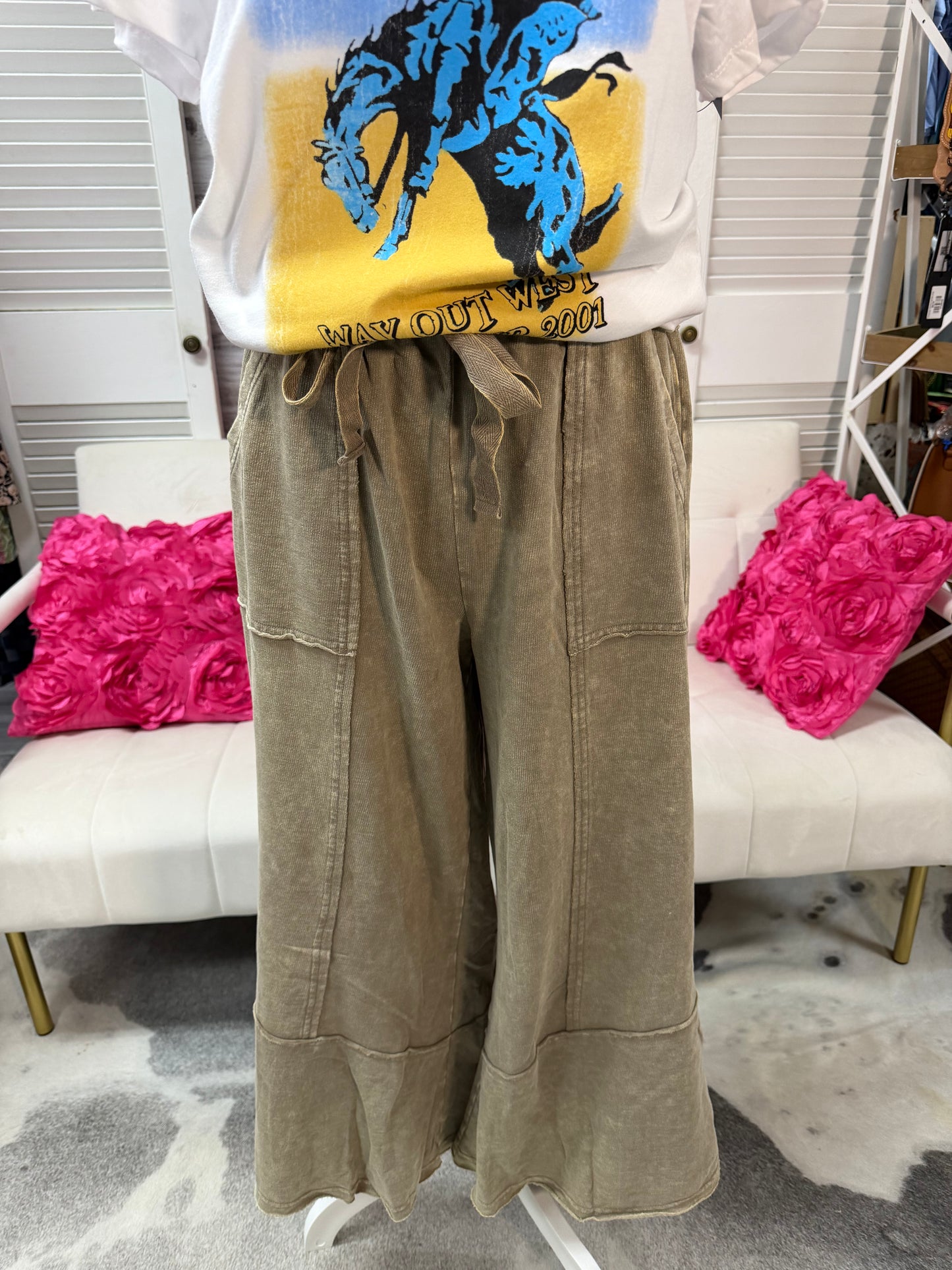 EXPOSED-SEAM FLARE HEM PANTS WITH POCKETS