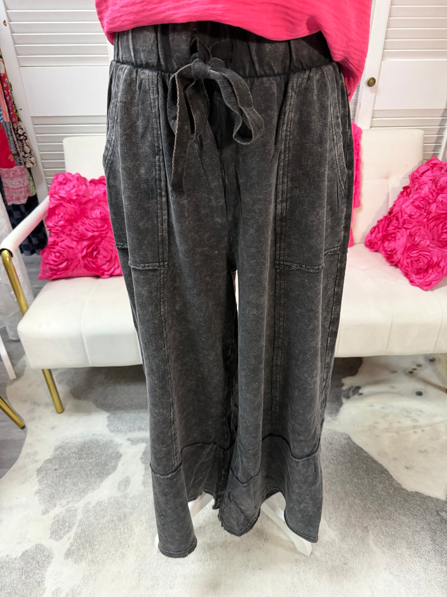 EXPOSED-SEAM FLARE HEM PANTS WITH POCKETS