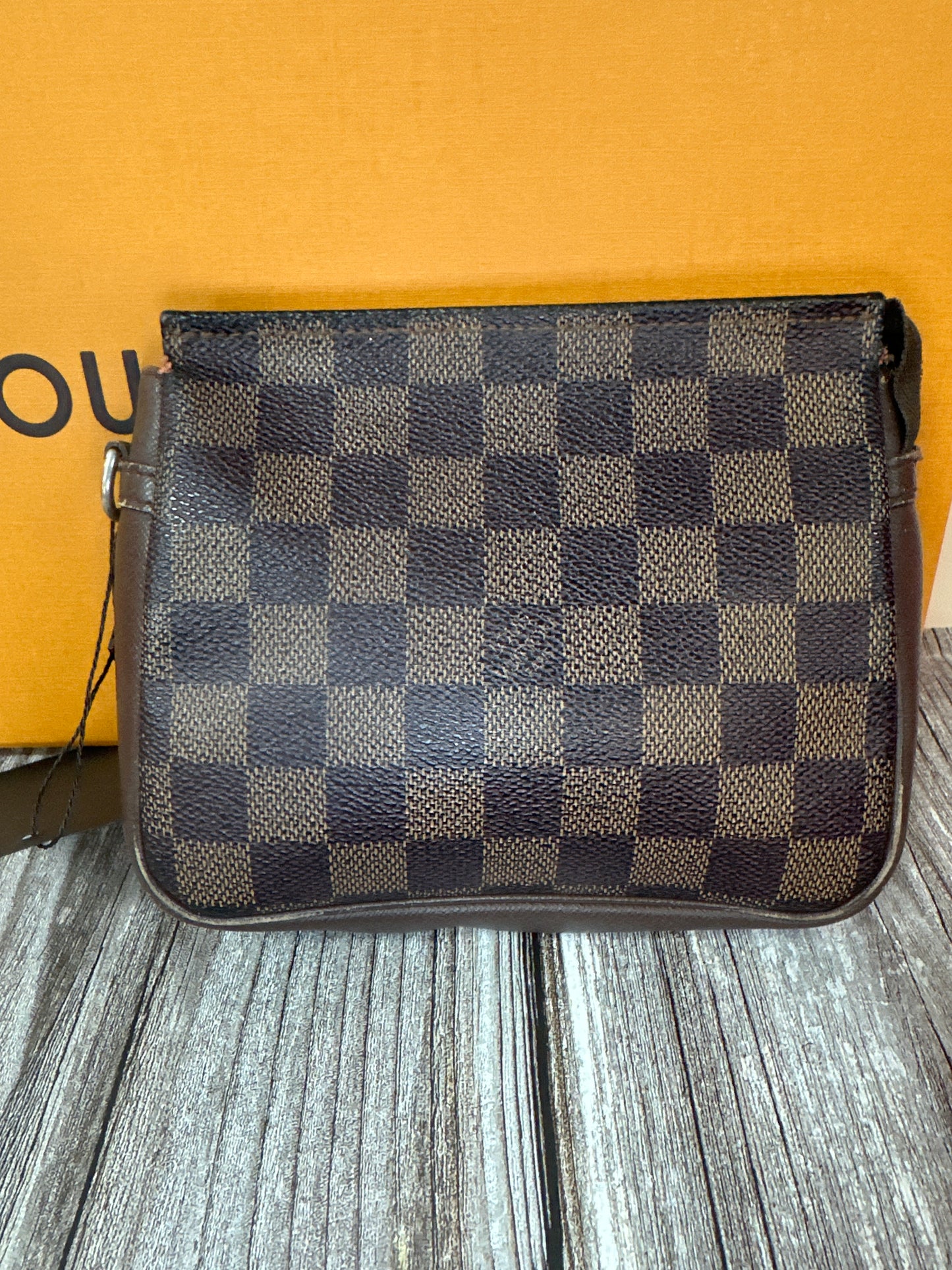 pre loved LV Damier lg pouch #09