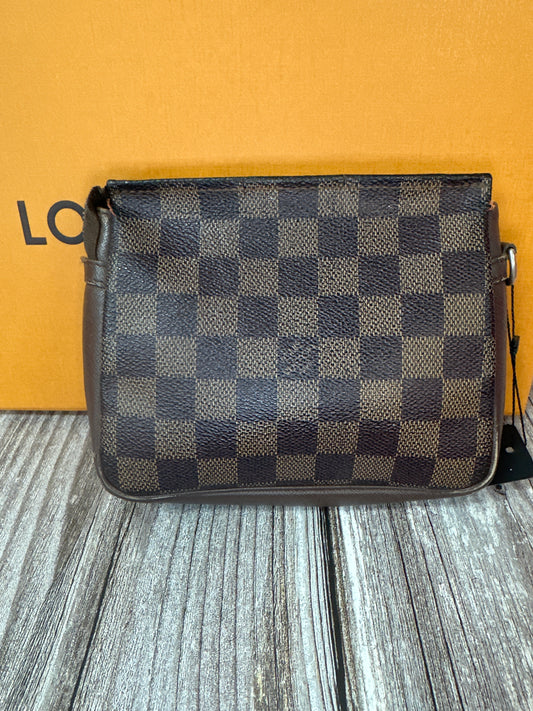 pre loved LV Damier lg pouch #09